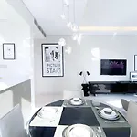 2Br Apartment In Paramount Tower